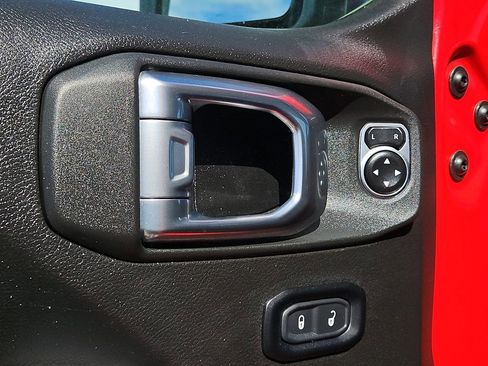 Used 2025 Jeep Wrangler Unlimited Rubicon image 12