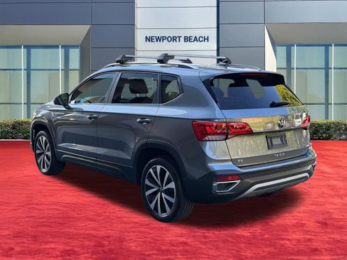 Used 2022 Volkswagen Taos SE FWD image 3