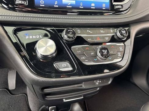 New 2027 Chrysler Pacifica Select FWD image 9