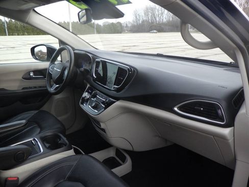 Used 2022 Chrysler Pacifica Touring-L FWD image 23