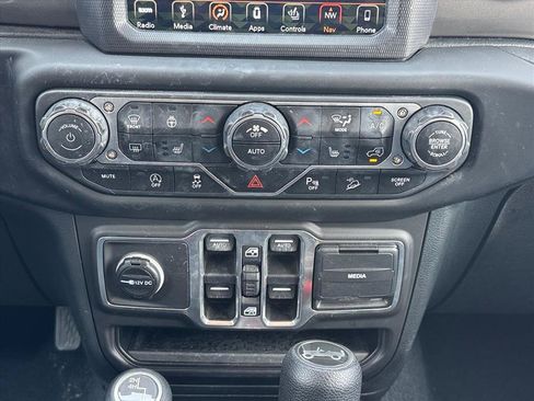 Used 2018 Jeep Wrangler Unlimited Sahara AWD/4WD image 14