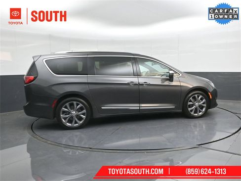Used 2020 Chrysler Pacifica Limited image 3