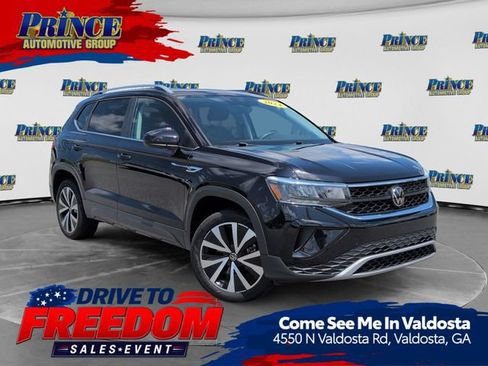 Used 2024 Volkswagen Taos SE w/ Panoramic Sunroof Package FWD image 1