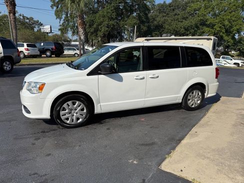 Used 2018 Dodge Grand Caravan SE image 4