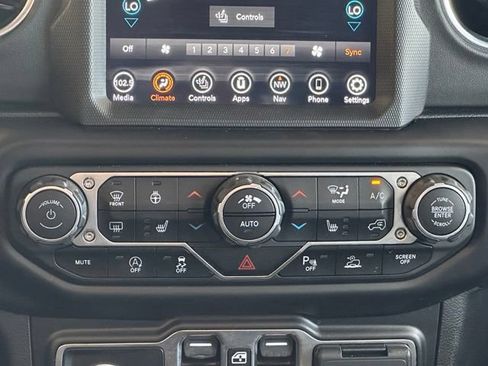 Used 2022 Jeep Wrangler Unlimited Sahara w/ LED Lighting Group AWD/4WD image 17