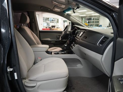 Used 2019 Kia Sedona L image 27