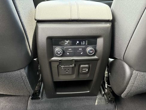 Used 2022 Chevrolet Traverse High Country FWD image 22
