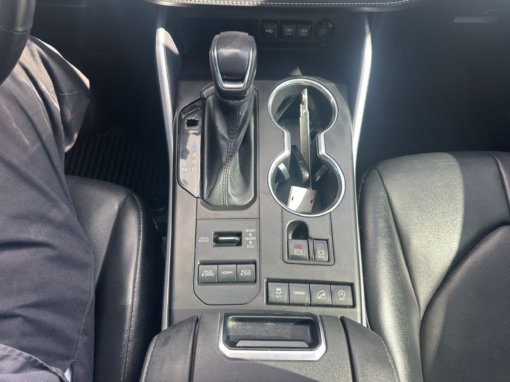 Used 2021 Toyota Highlander XLE AWD/4WD image 19