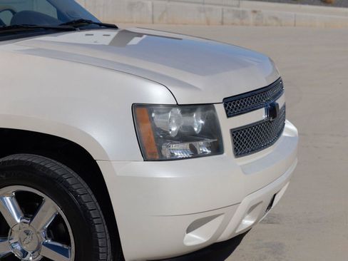 Used 2011 Chevrolet Avalanche LTZ AWD/4WD image 13