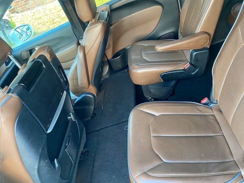 Used 2018 Chrysler Pacifica Limited w/ Tire & Wheel Group FWD image 12