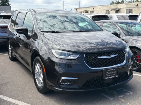 Used 2023 Chrysler Pacifica Touring-L FWD image 3