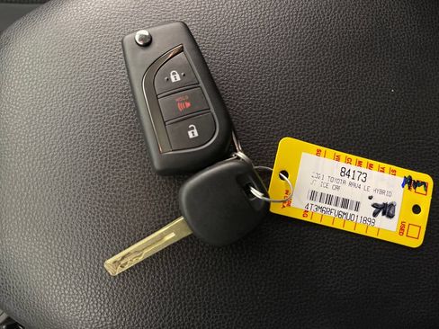 Used 2021 Toyota RAV4 LE AWD/4WD image 24