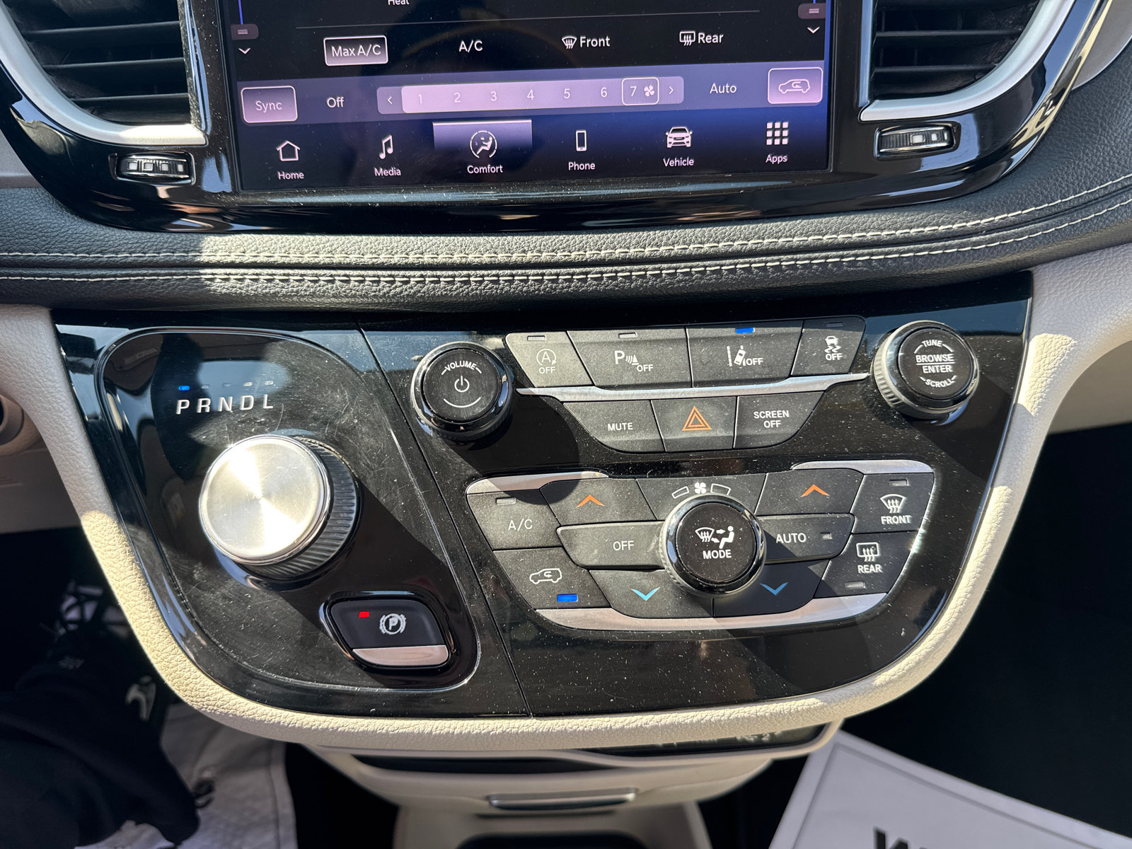 Used 2021 Chrysler Pacifica Touring-L FWD image 26