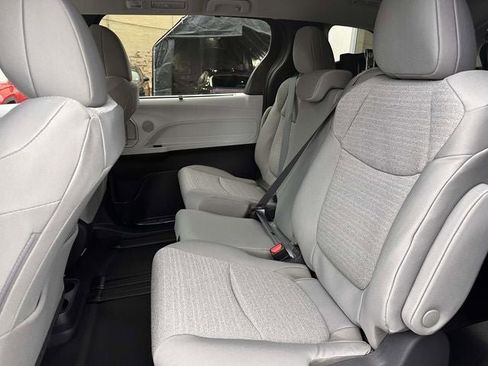 Used 2026 Toyota Sienna LE image 19