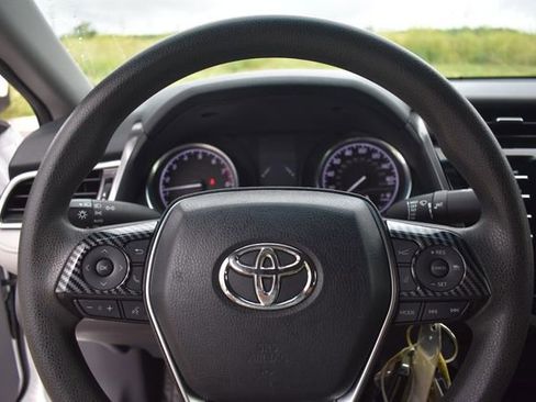 Used 2018 Toyota Camry FWD image 23