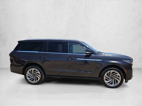 Used 2025 Lincoln Navigator Reserve AWD/4WD image 12