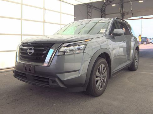 Used 2024 Nissan Pathfinder SV AWD/4WD image 2