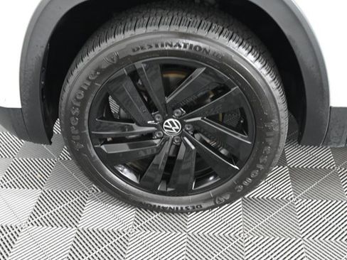 Certified 2022 Volkswagen Atlas Cross Sport SE w/ Panoramic Sunroof Package image 28