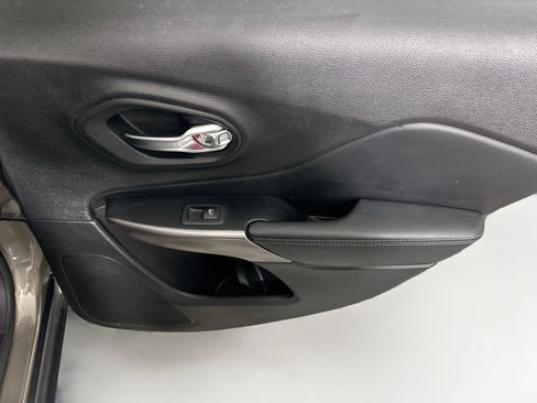 Used 2021 Jeep Cherokee Latitude FWD image 27