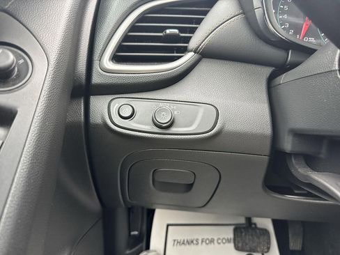 Used 2019 Chevrolet Trax LT w/ LT Convenience Package FWD image 5