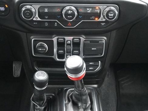 Used 2020 Jeep Wrangler Unlimited Sahara AWD/4WD image 15