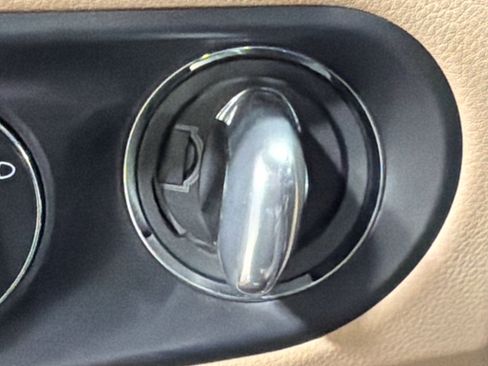 Certified 2025 Porsche Macan image 36