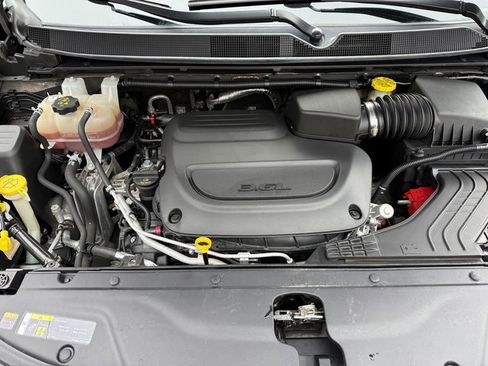 Used 2022 Chrysler Pacifica Touring-L image 9