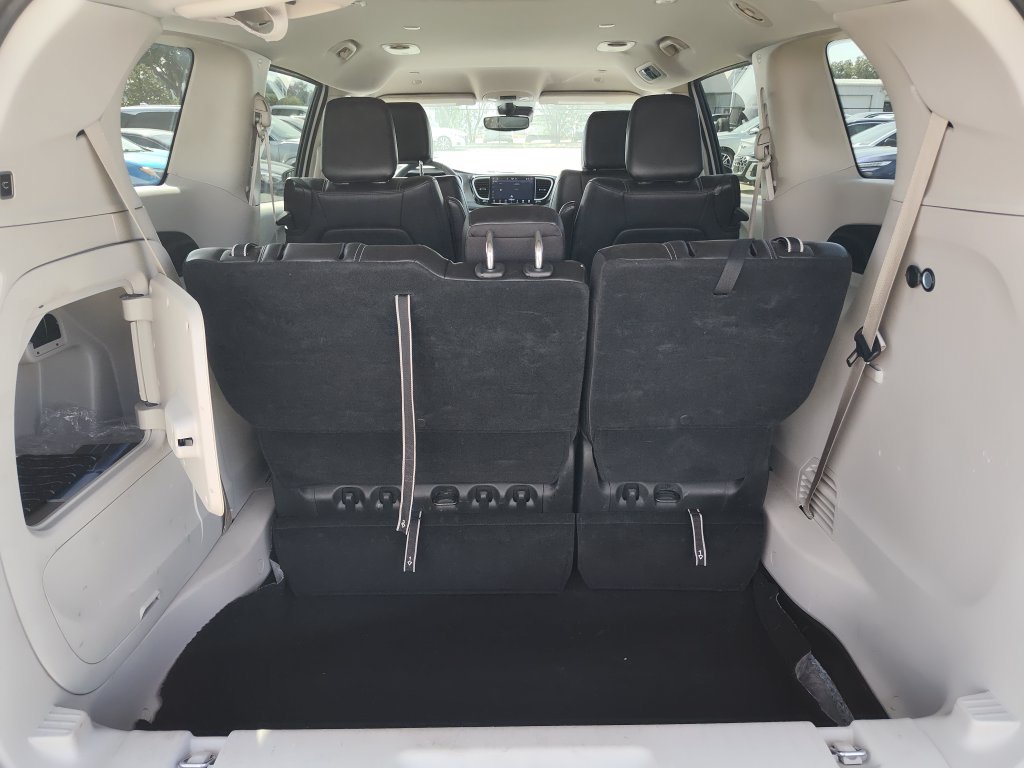 Used 2024 Chrysler Pacifica Limited FWD image 8
