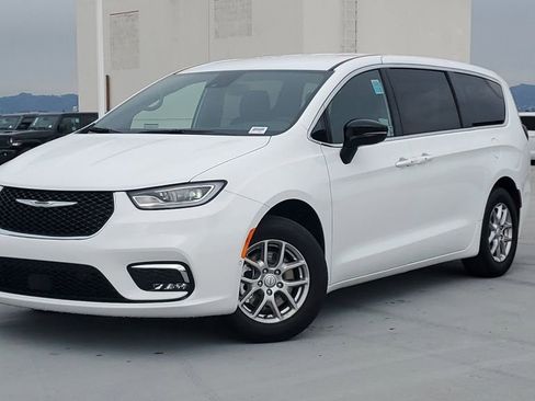 New 2026 Chrysler Pacifica Select image 31