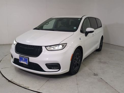 Used 2023 Chrysler Pacifica Touring-L w/ S Appearance Package image 1