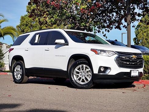 Used 2021 Chevrolet Traverse LT image 2