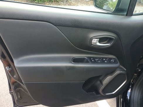 Used 2020 Jeep Renegade Limited w/ UConnect 8.4 Nav Group AWD/4WD image 9