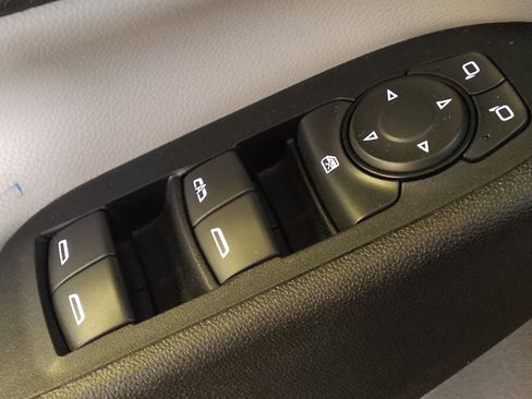 Used 2018 Chevrolet Equinox LT image 27