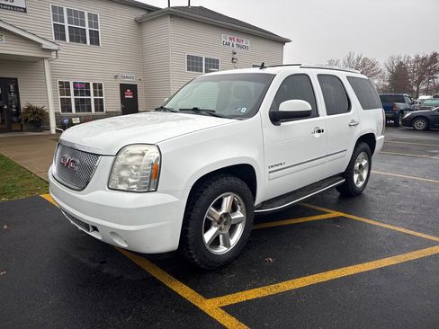 Used 2011 GMC Yukon Denali image 2