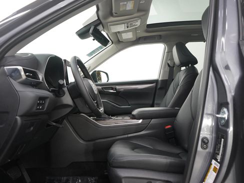 Used 2025 Toyota Highlander Platinum image 24