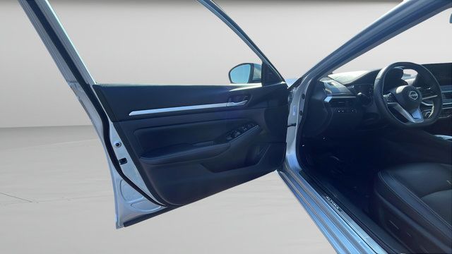 Used 2025 Nissan Altima 2.5 SL FWD image 9