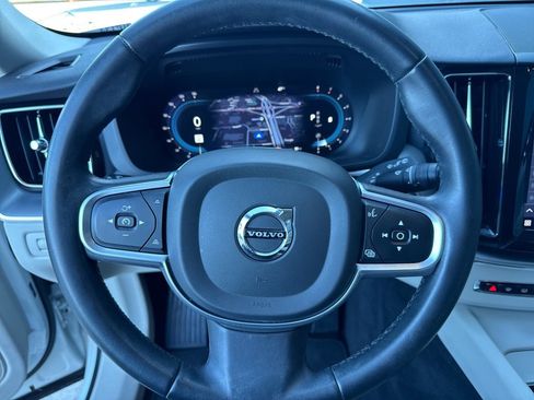 Used 2022 Volvo XC60 B5 Momentum image 3