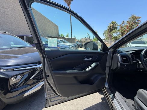 Used 2025 Nissan Rogue SV FWD image 18