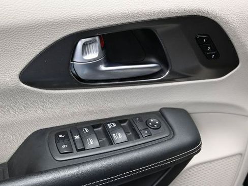 Used 2024 Chrysler Pacifica Touring-L FWD image 14