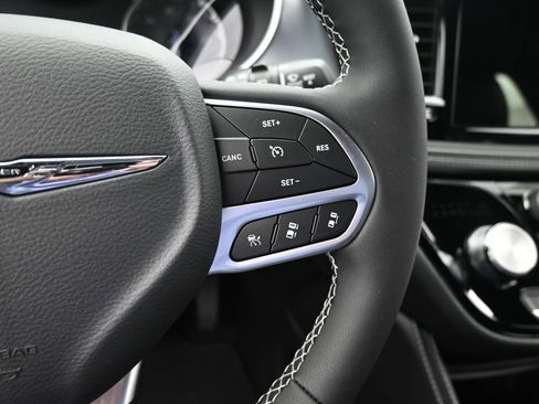 New 2026 Chrysler Pacifica Limited image 32