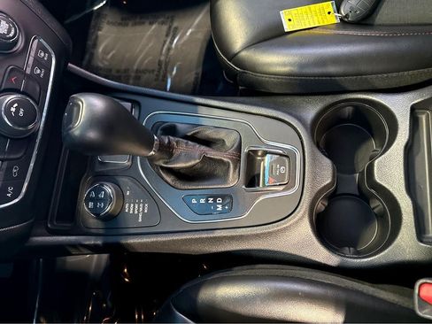 Used 2020 Jeep Cherokee Trailhawk AWD/4WD image 28