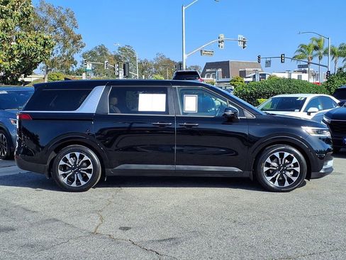 Used 2024 Kia Carnival EX FWD image 4
