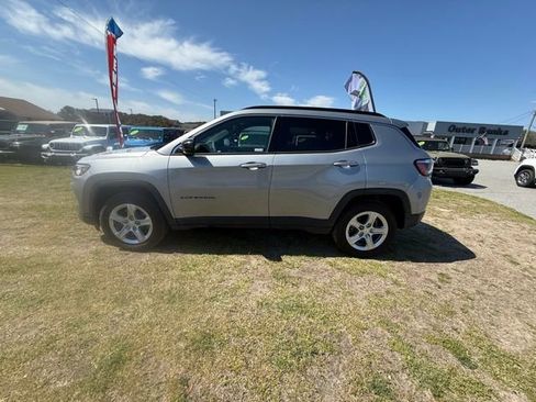 Used 2024 Jeep Compass Latitude w/ Convenience Group AWD/4WD image 4