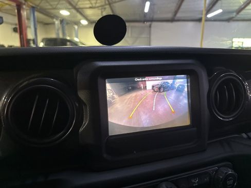 Used 2021 Jeep Wrangler Unlimited Sport AWD/4WD image 9