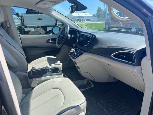 Used 2017 Chrysler Pacifica Limited w/ UConnect Theater Package FWD image 19