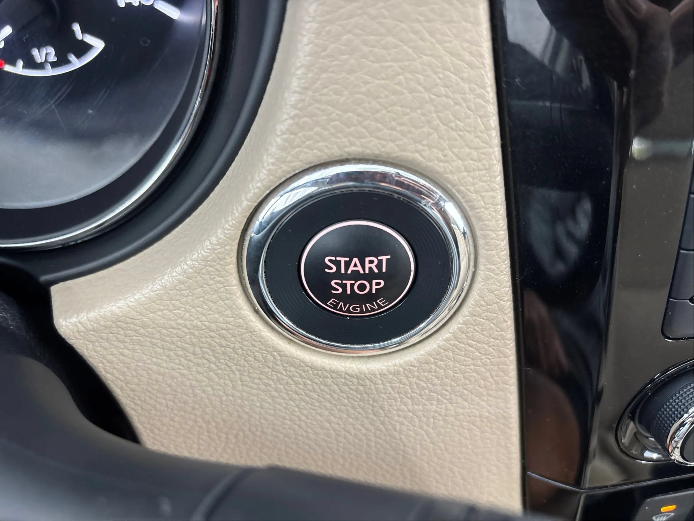 Used 2018 Nissan Rogue SV AWD/4WD image 36