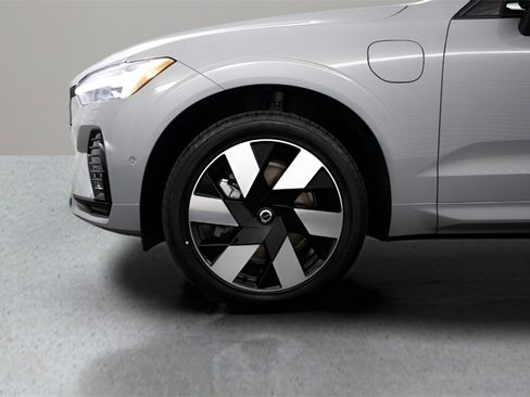 Certified 2024 Volvo XC60 T8 Ultimate w/ Protection Package Premier image 31