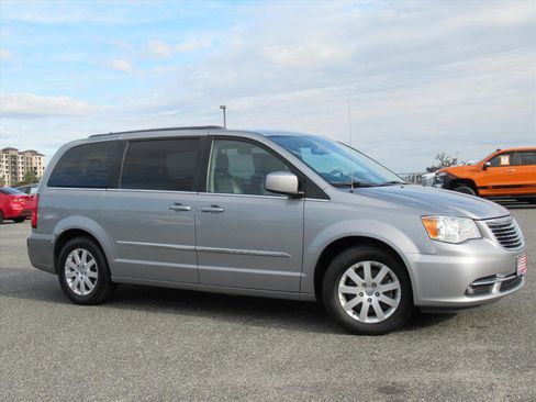 Used 2016 Chrysler Town & Country Touring image 2
