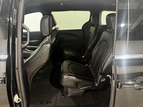 Used 2025 Chrysler Pacifica Select FWD image 19