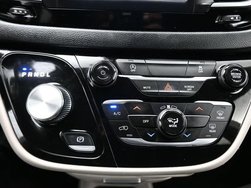 Used 2023 Chrysler Voyager LX image 22